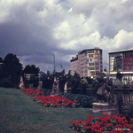Het Muzenplein in de jaren '50, op de achtergrond toenmalige bioscoop Du Midi
<br/>
Aart Verheij, ca. 1956